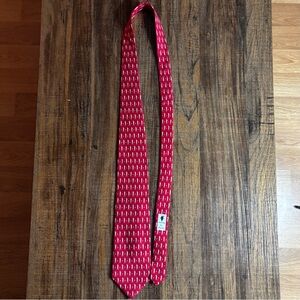 Vineyard Vines Red Golf Print Silk Tie – Novelty Necktie